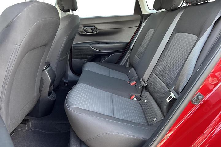Rød Hyundai i20 fra 2022