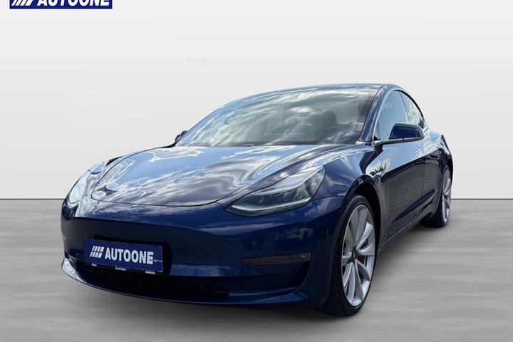 Blå Tesla Model 3 fra 2019 set udefra