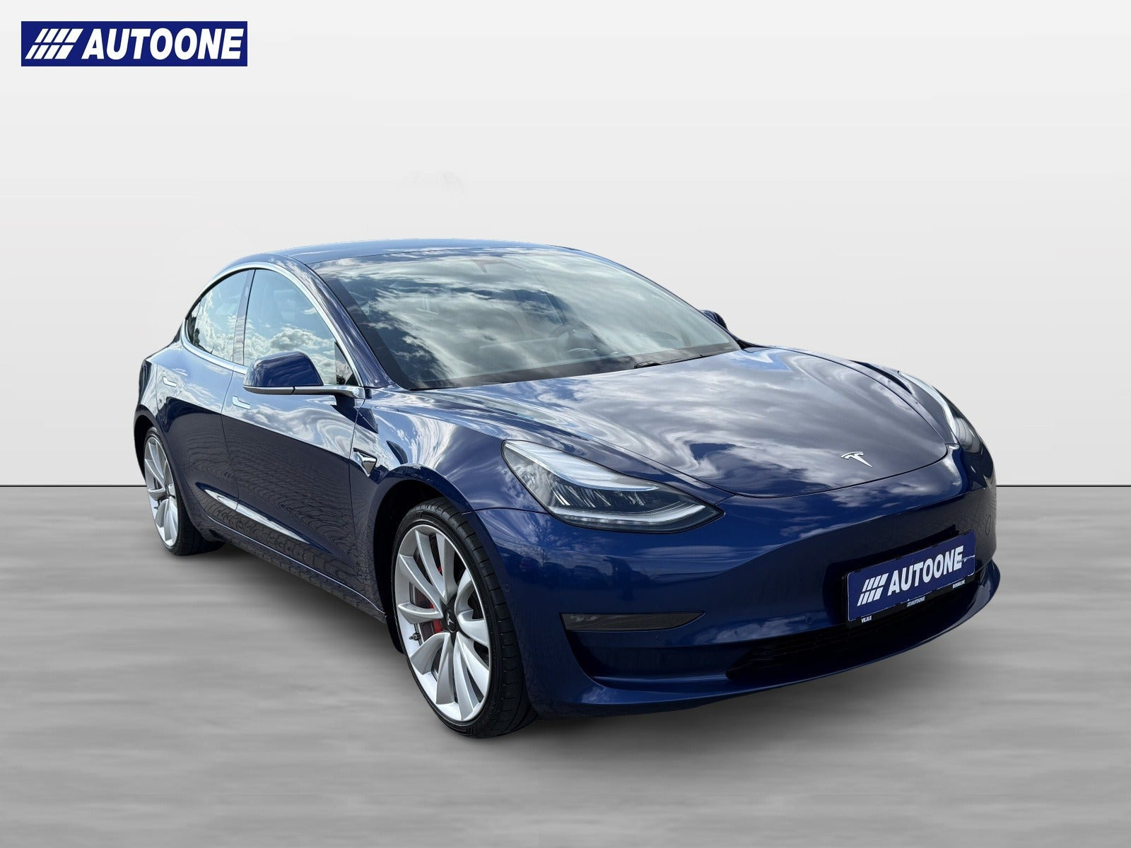 Blå Tesla Model 3 fra 2019