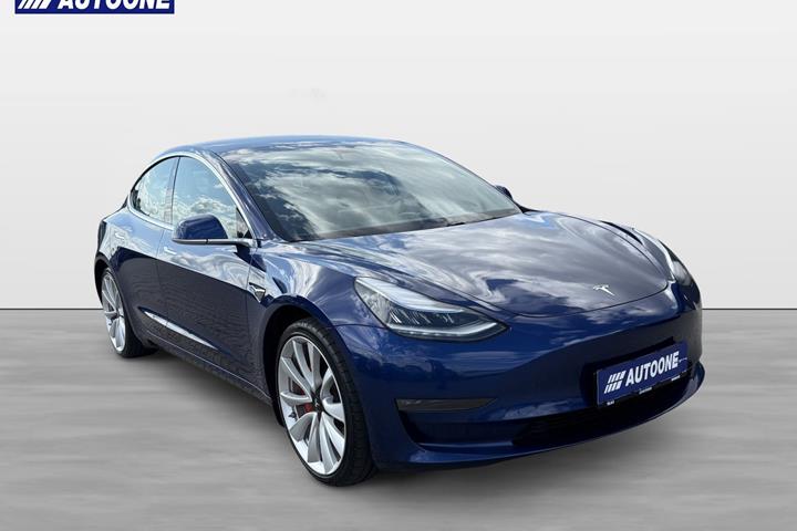 Blå Tesla Model 3 fra 2019