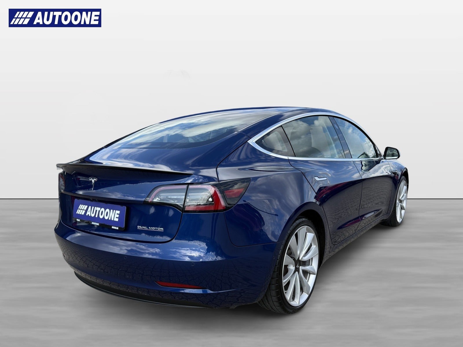 Blå Tesla Model 3 fra 2019