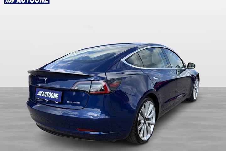Blå Tesla Model 3 fra 2019