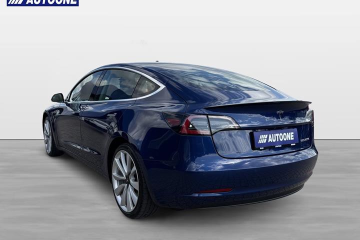 Blå Tesla Model 3 fra 2019
