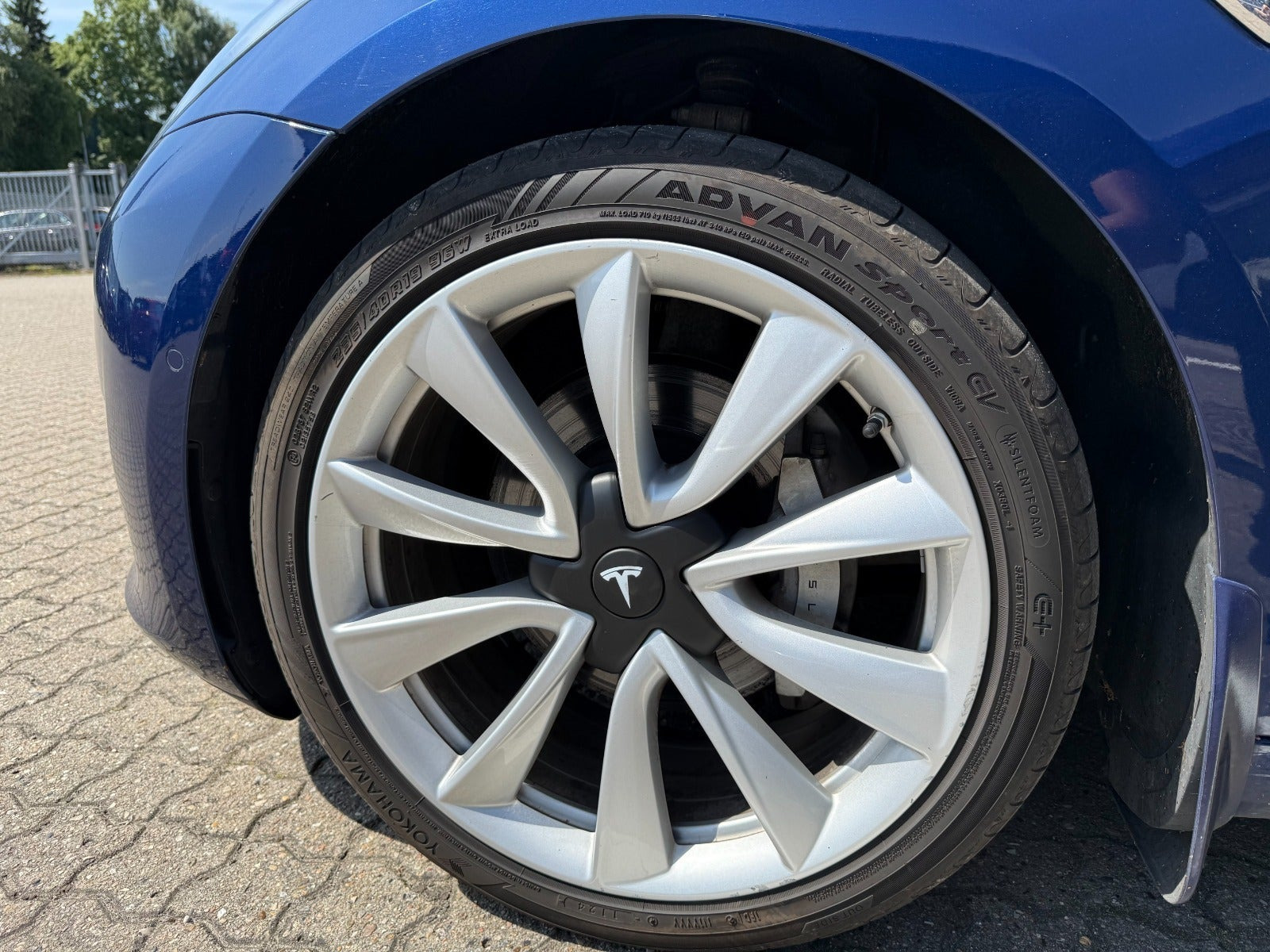 Blå Tesla Model 3 fra 2019
