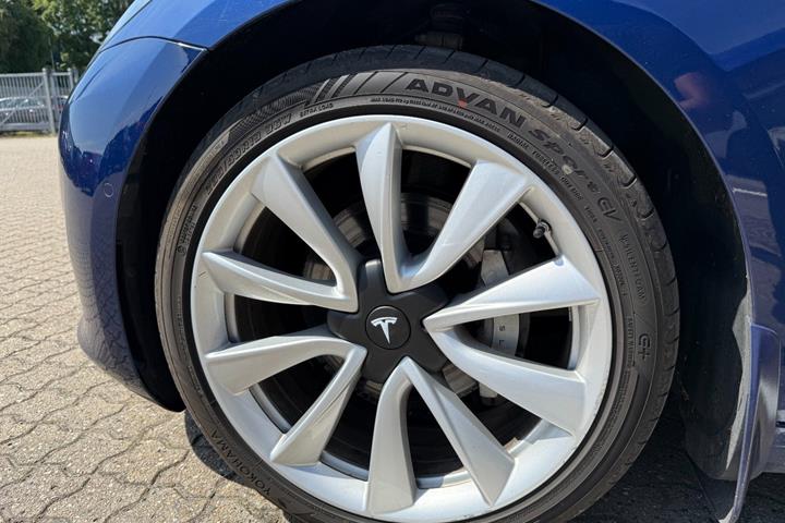 Blå Tesla Model 3 fra 2019
