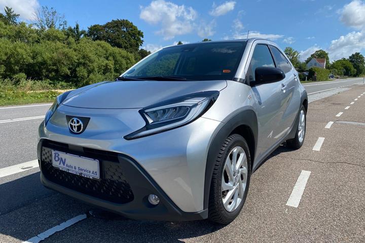 Sølv Toyota Aygo X fra 2022 set udefra