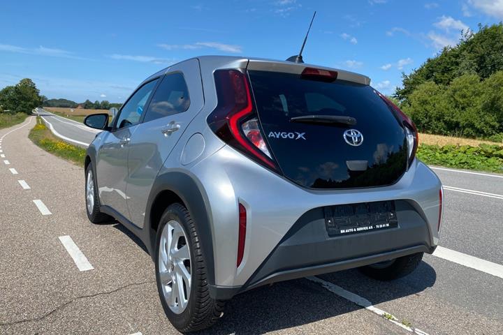 Sølv Toyota Aygo X fra 2022