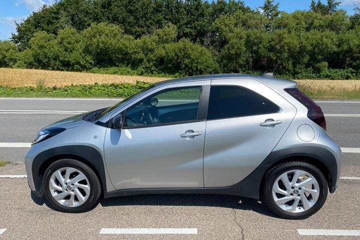 Sølv Toyota Aygo X fra 2022