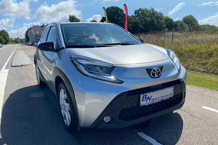 Sølv Toyota Aygo X fra 2022