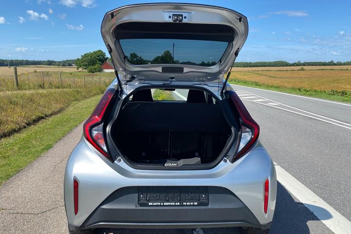 Sølv Toyota Aygo X fra 2022