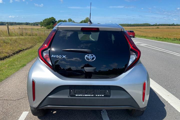 Sølv Toyota Aygo X fra 2022