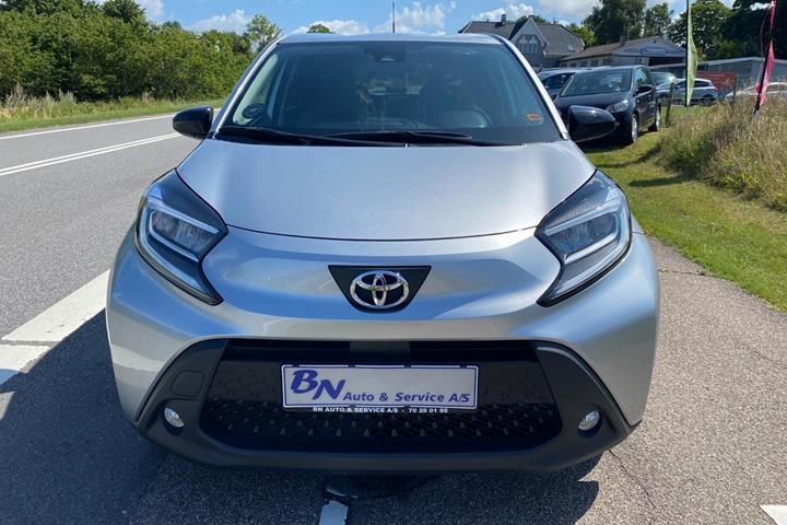 Sølv Toyota Aygo X fra 2022