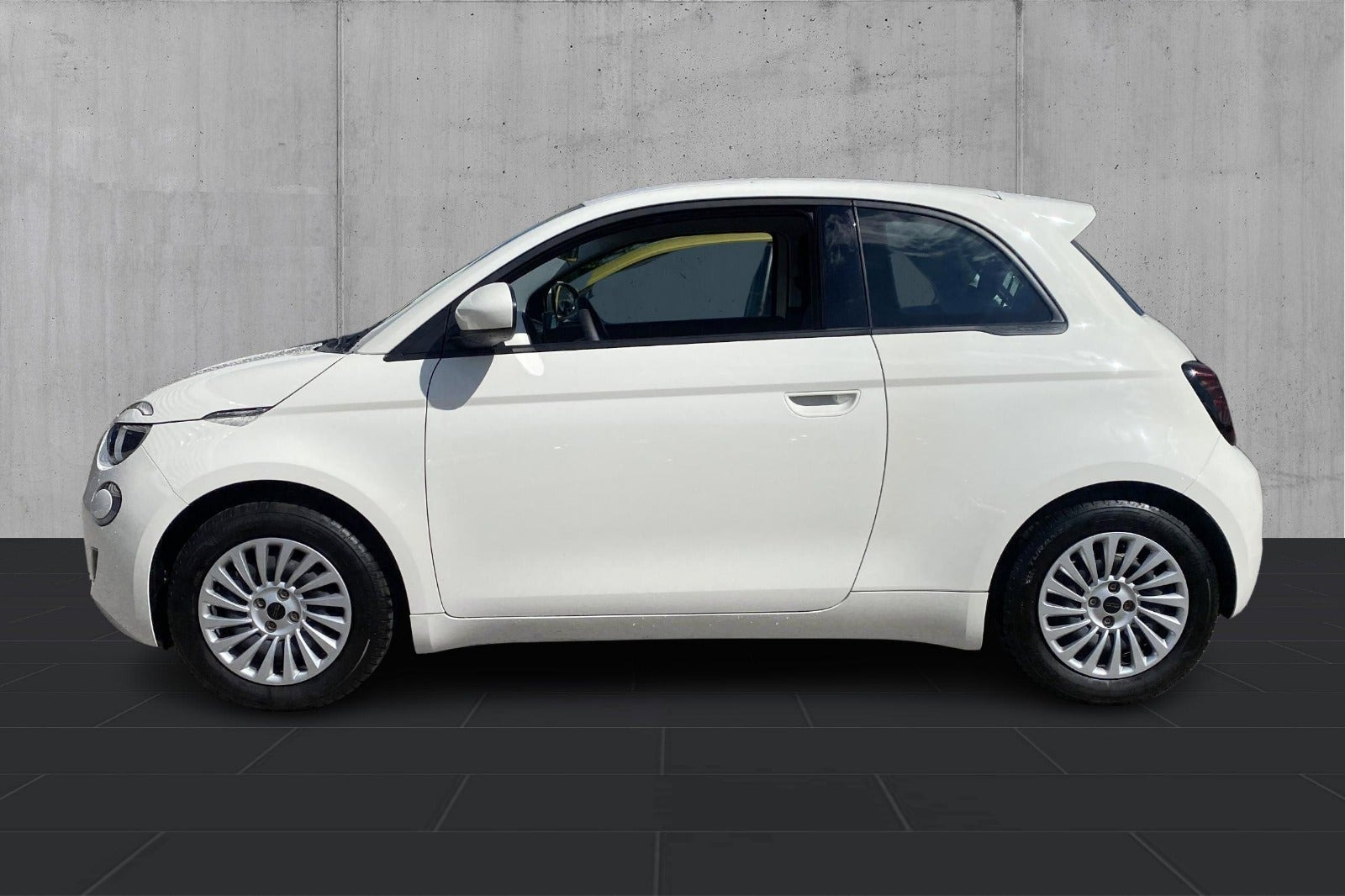 Hvid Fiat 500e fra 2023