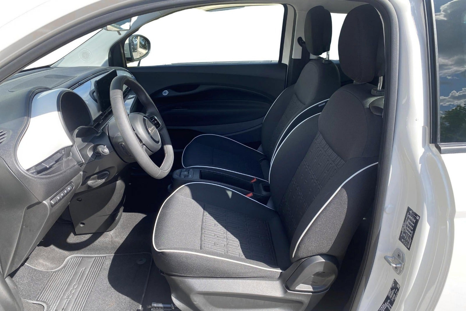 Hvid Fiat 500e fra 2023