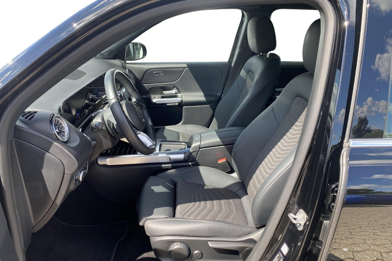 Sort Mercedes EQB250+ fra 2024