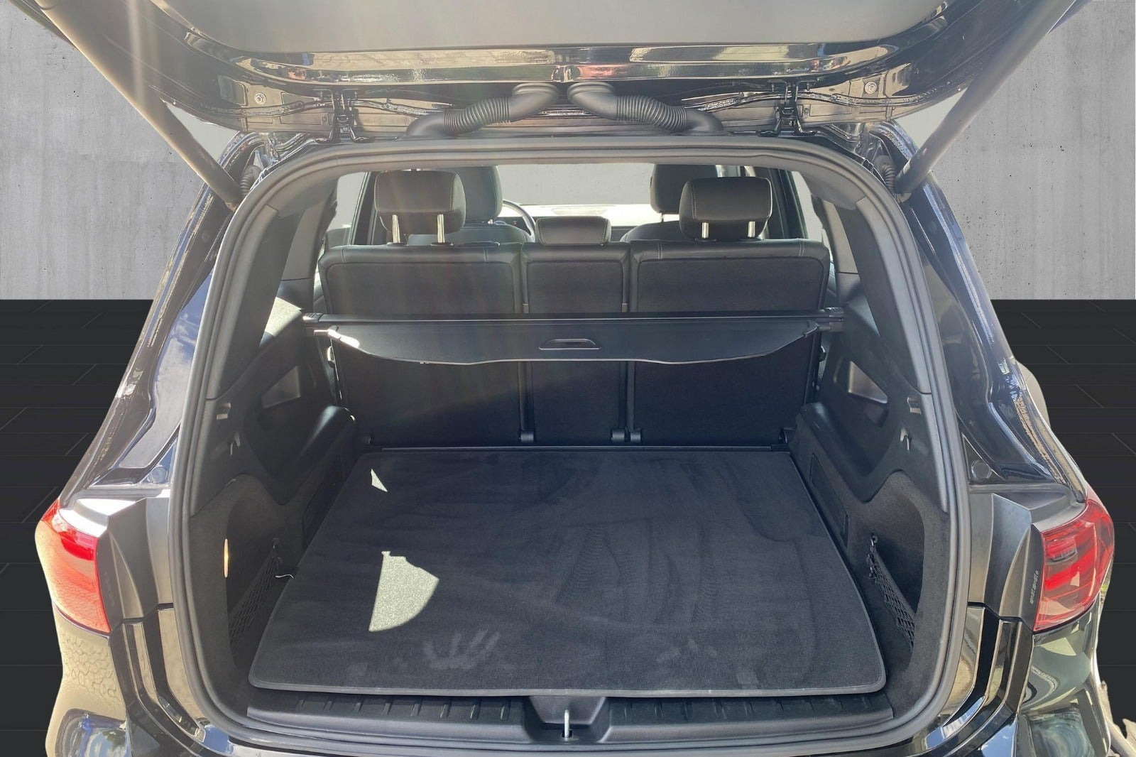 Sort Mercedes EQB250+ fra 2024
