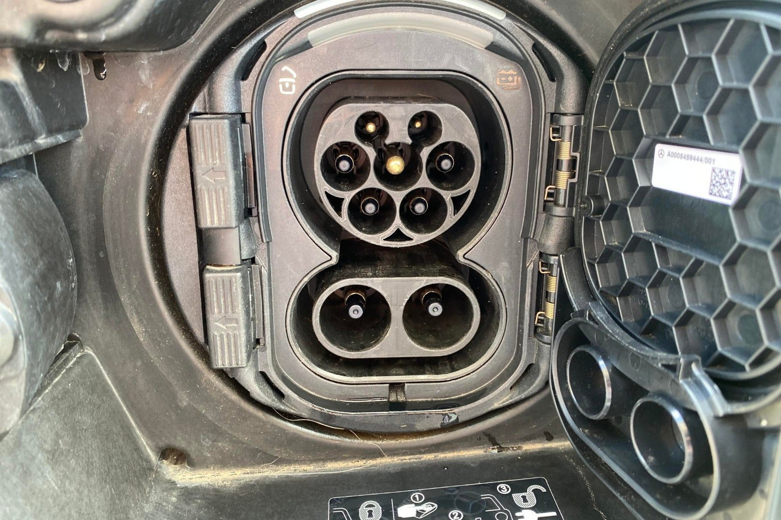 Sort Mercedes EQB250+ fra 2024