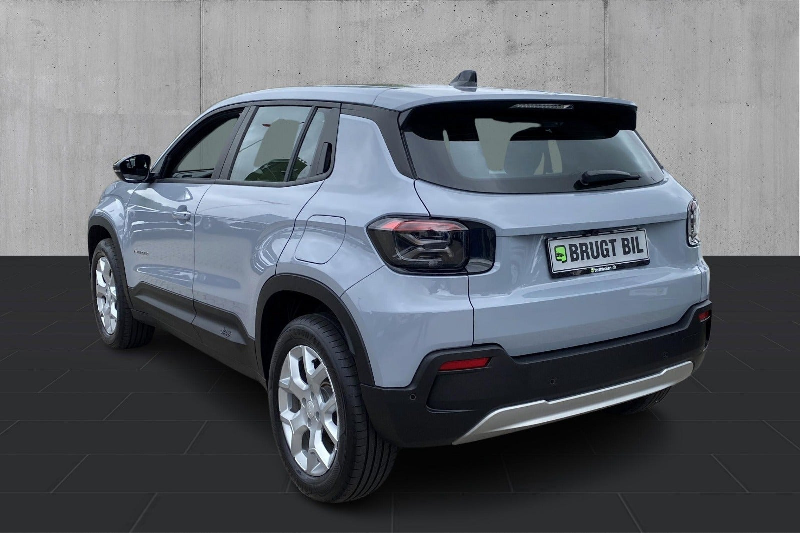 Grå Jeep Avenger fra 2025