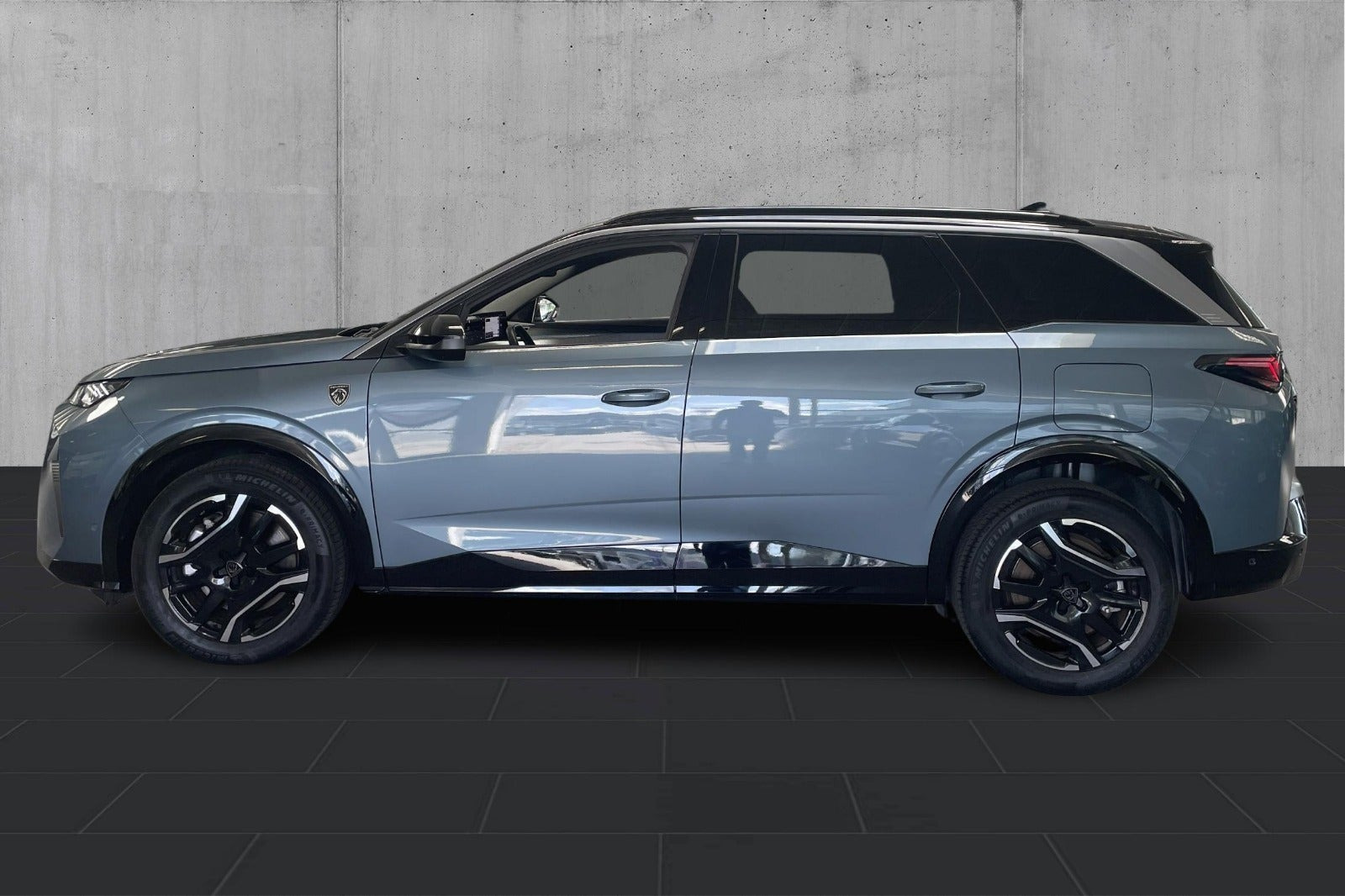 Blå Peugeot e-5008 fra 2025