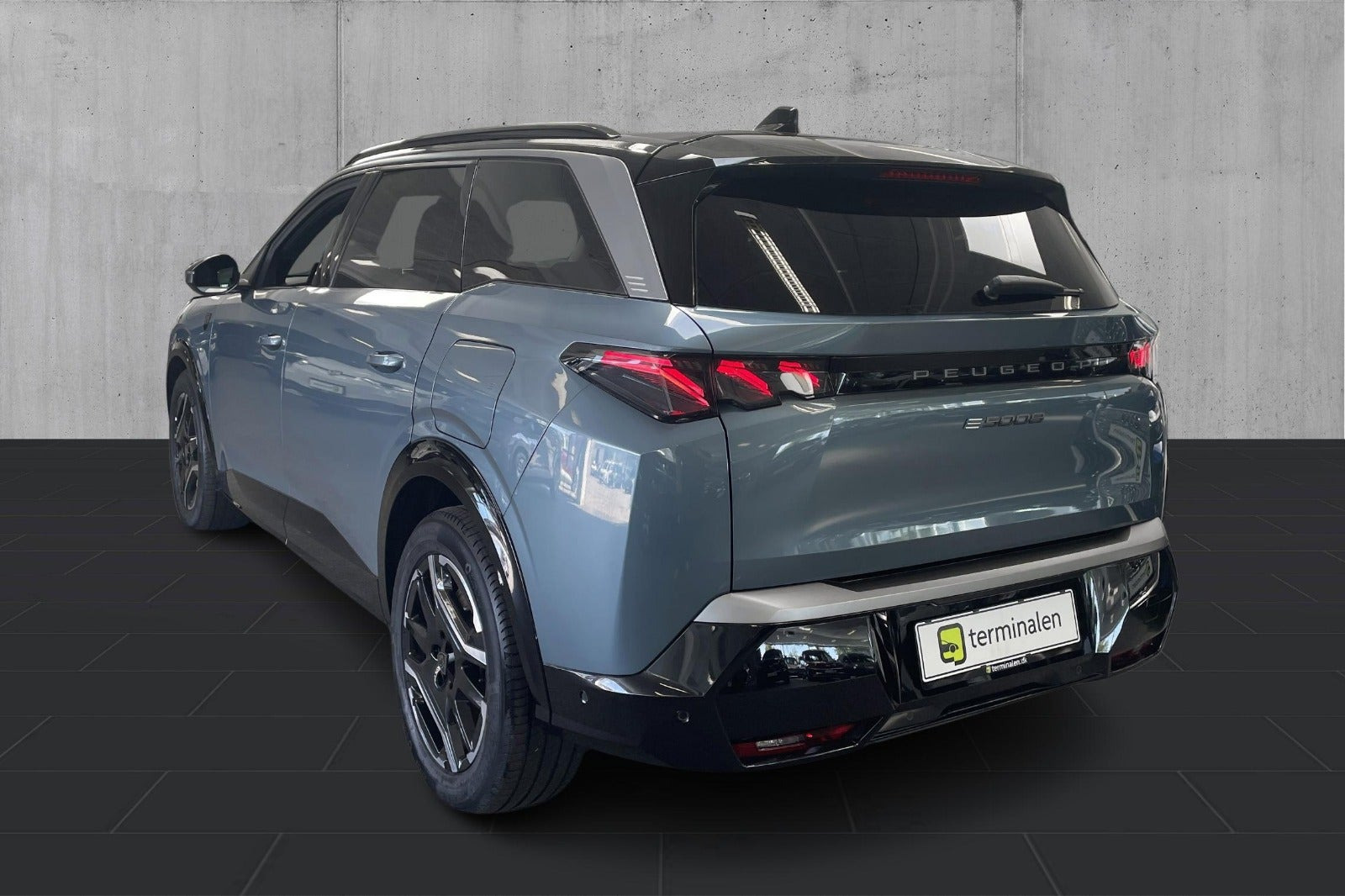 Blå Peugeot e-5008 fra 2025