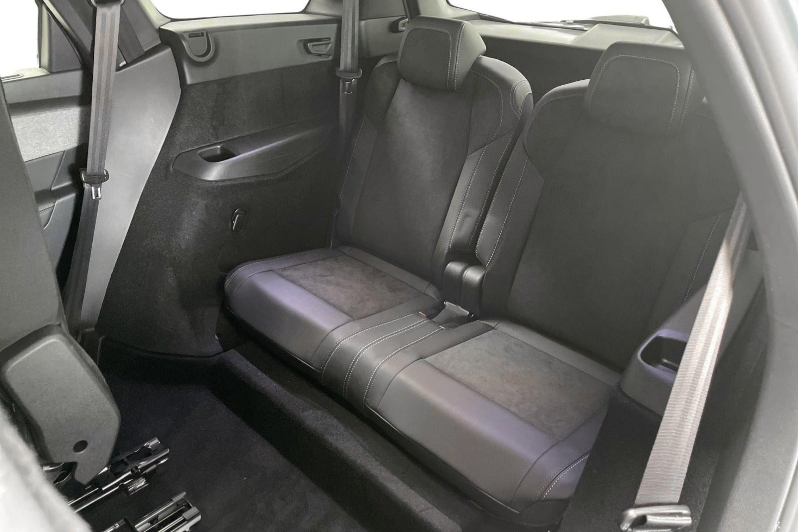 Blå Peugeot e-5008 fra 2025