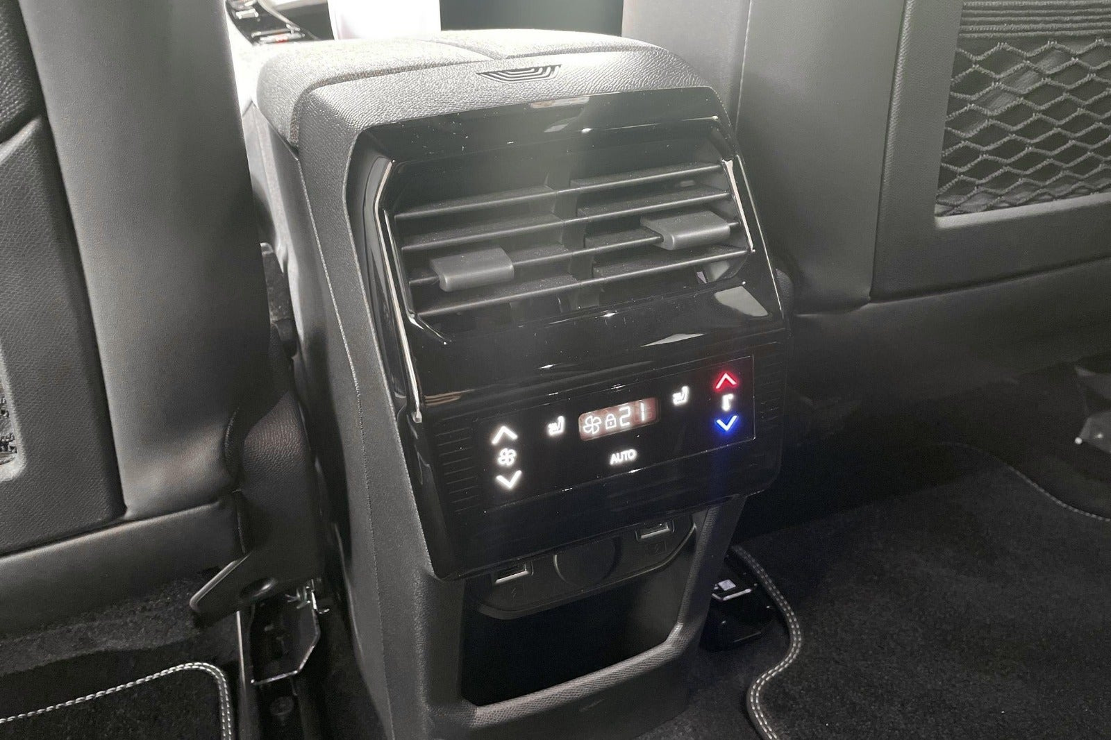 Blå Peugeot e-5008 fra 2025