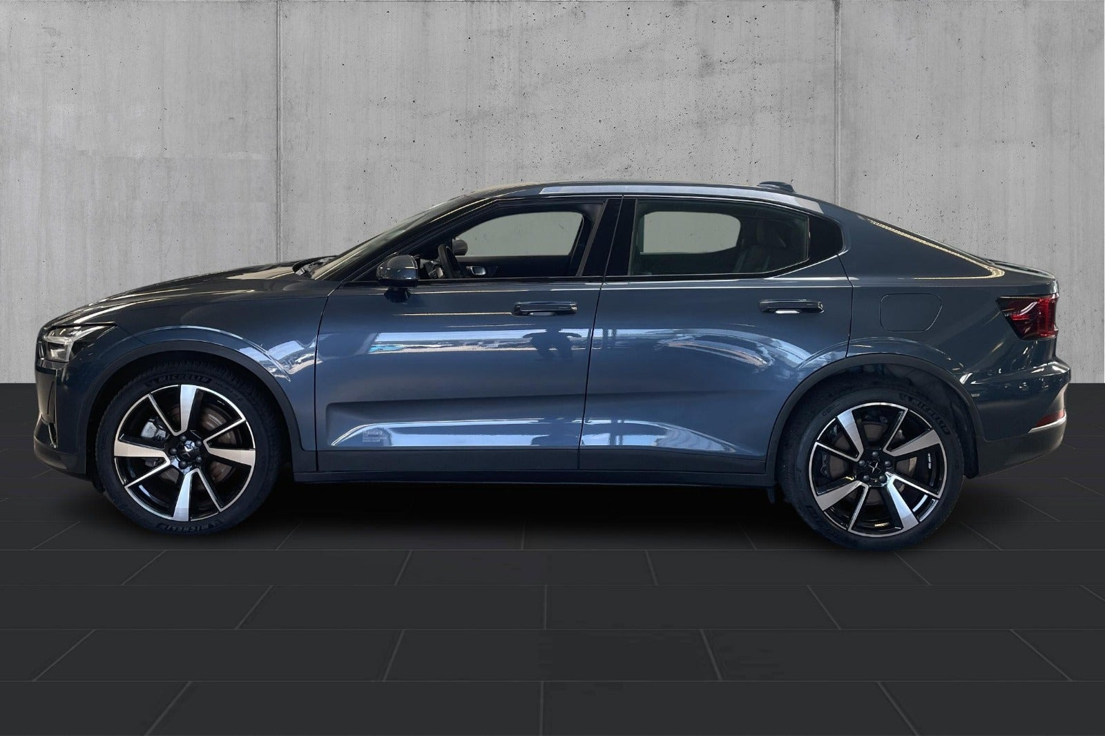 Blå Polestar 2 fra 2023