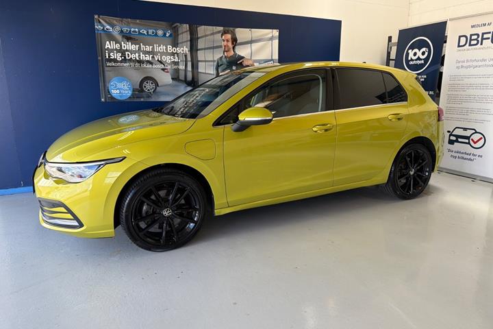 Gul VW Golf VIII fra 2021