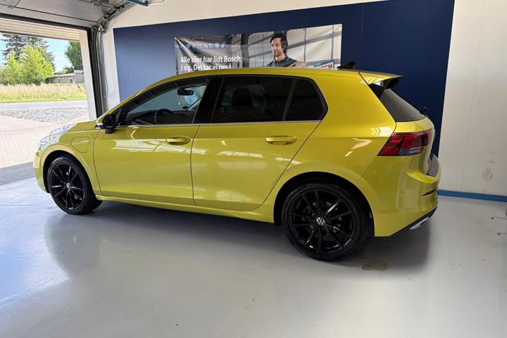 Gul VW Golf VIII fra 2021