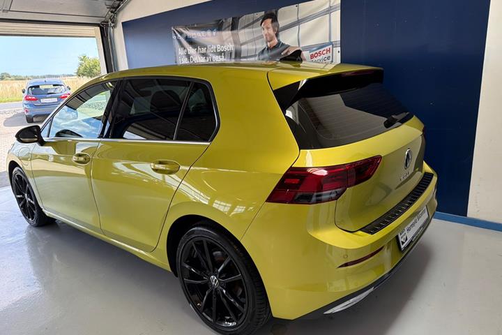 Gul VW Golf VIII fra 2021