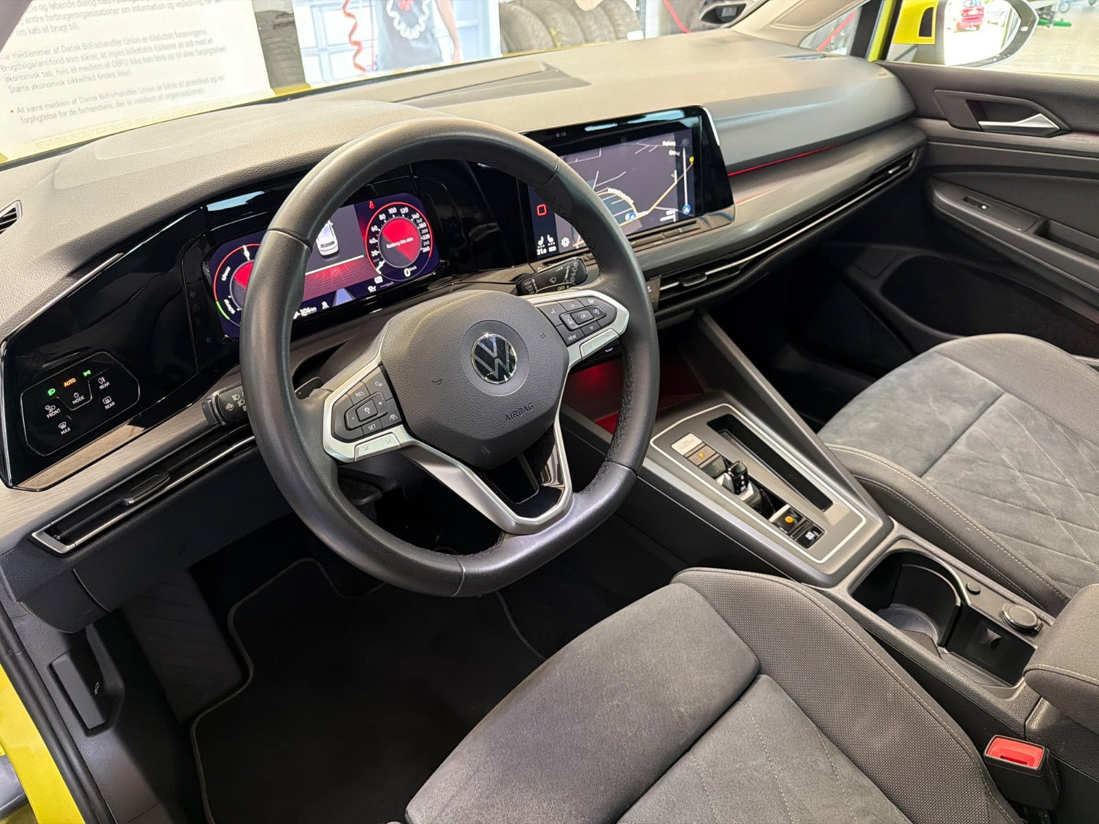 Gul VW Golf VIII fra 2021