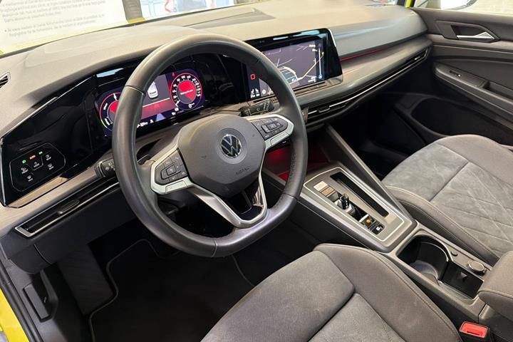 Gul VW Golf VIII fra 2021