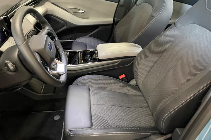 Blå Ford Explorer fra 2025