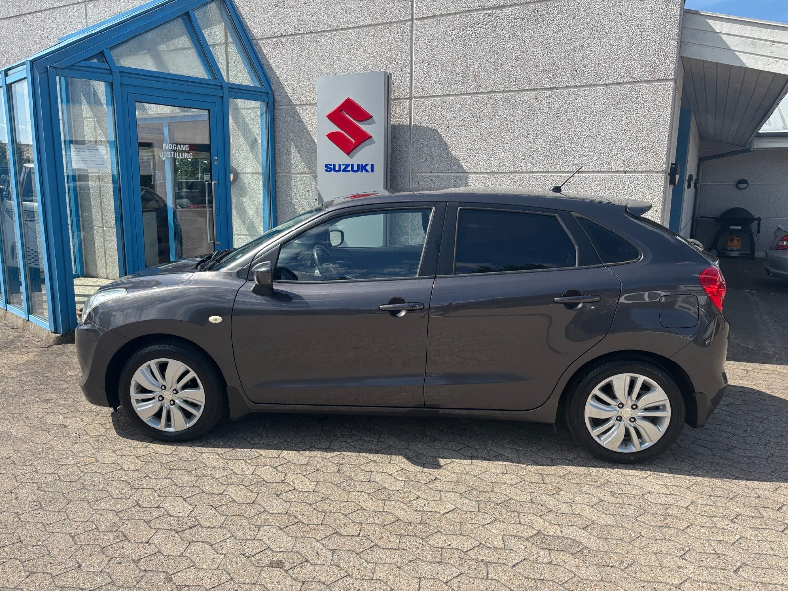 Grå Suzuki Baleno fra 2017