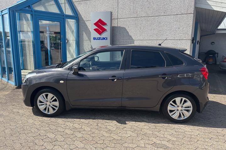 Grå Suzuki Baleno fra 2017