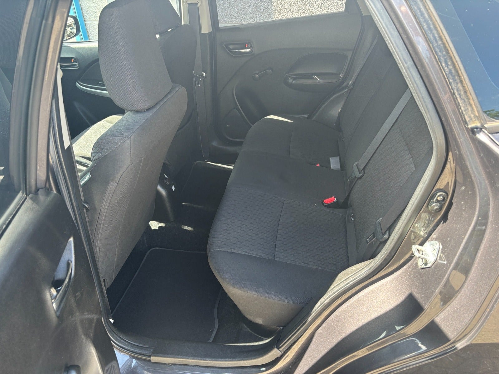 Grå Suzuki Baleno fra 2017