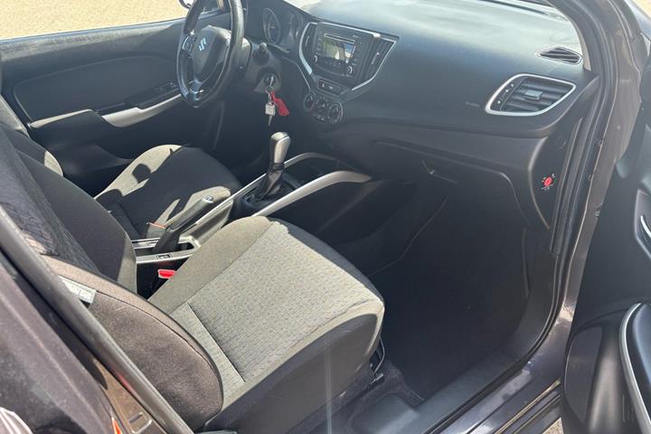 Grå Suzuki Baleno fra 2017