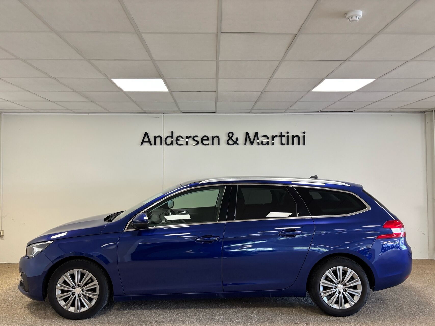 Blå Peugeot 308 fra 2020