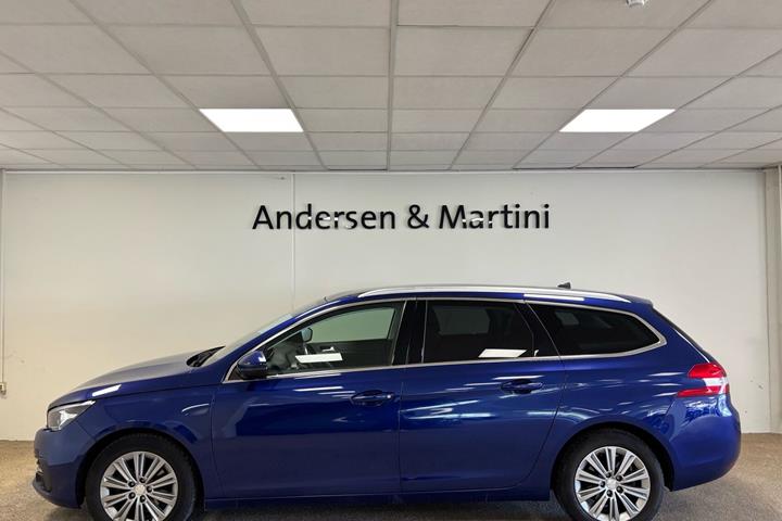 Blå Peugeot 308 fra 2020