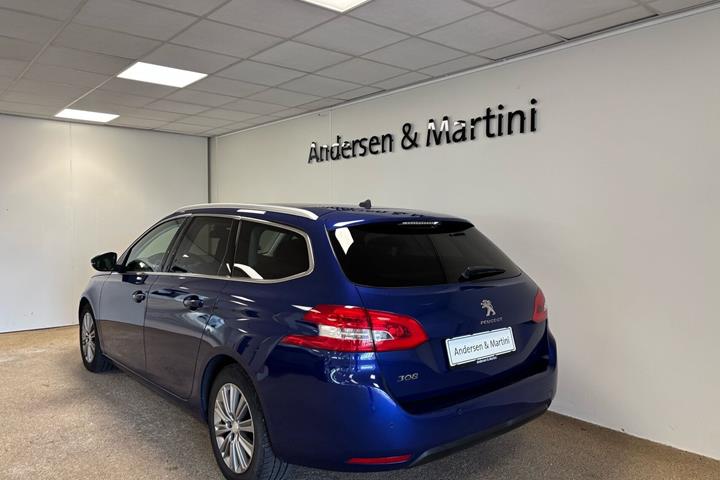 Blå Peugeot 308 fra 2020