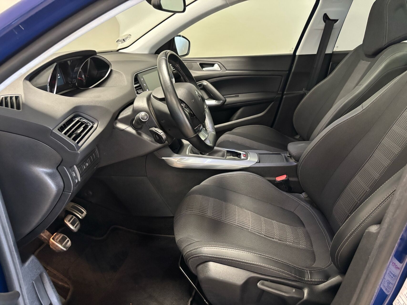 Blå Peugeot 308 fra 2020