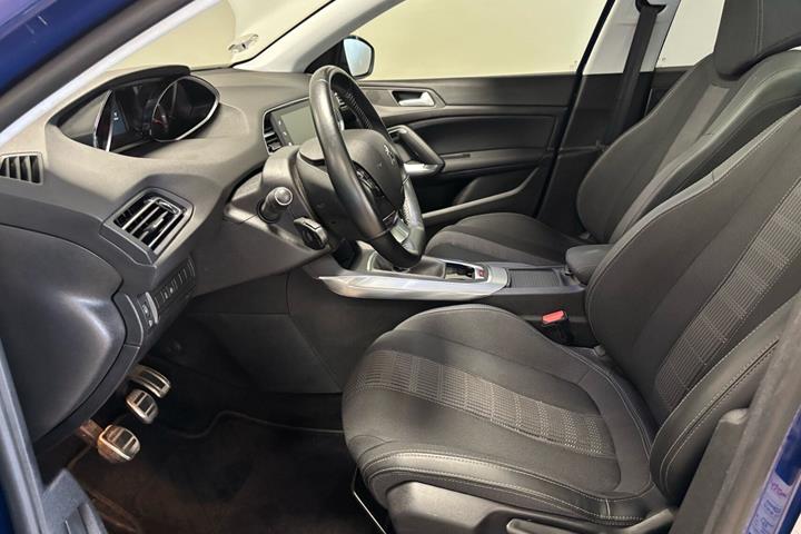 Blå Peugeot 308 fra 2020