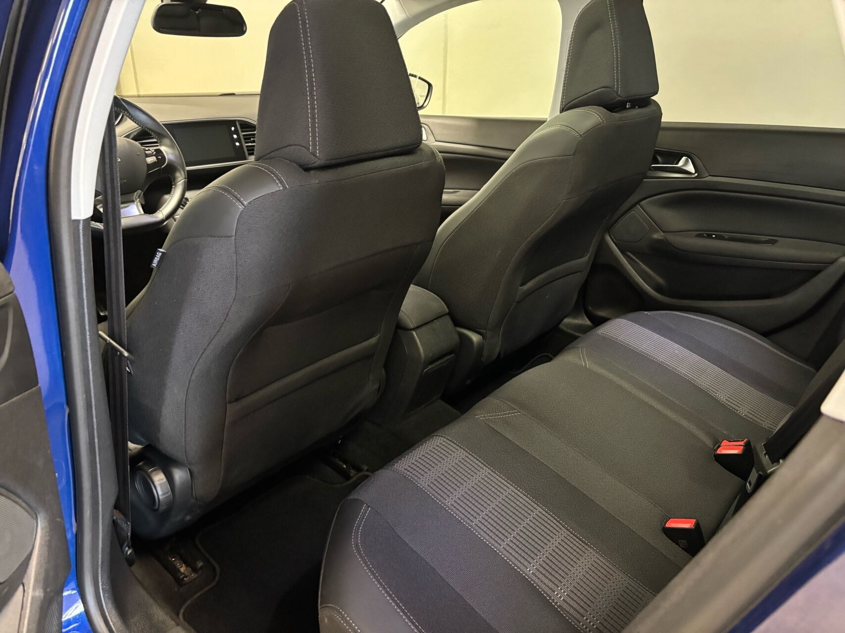 Blå Peugeot 308 fra 2020
