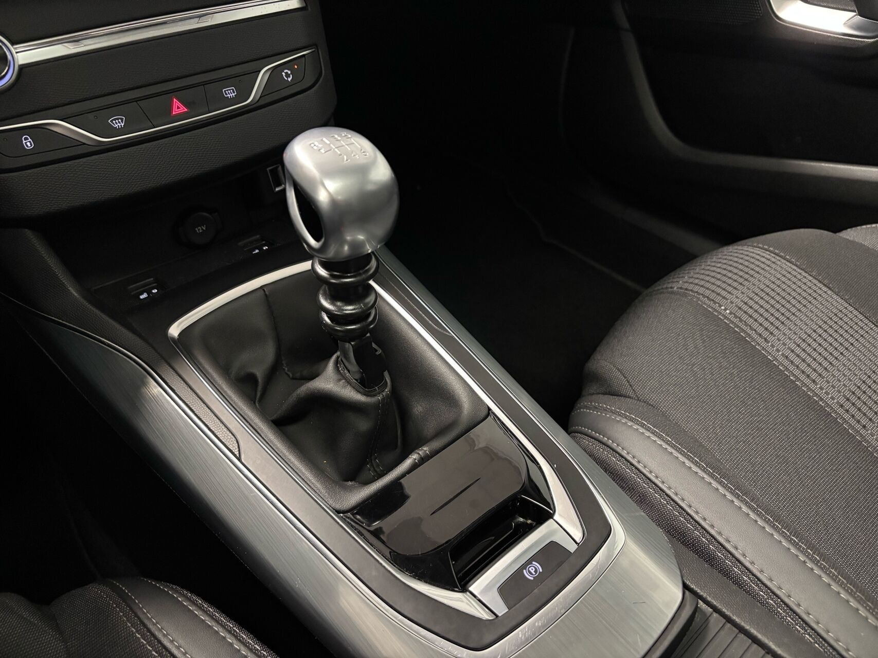 Blå Peugeot 308 fra 2020