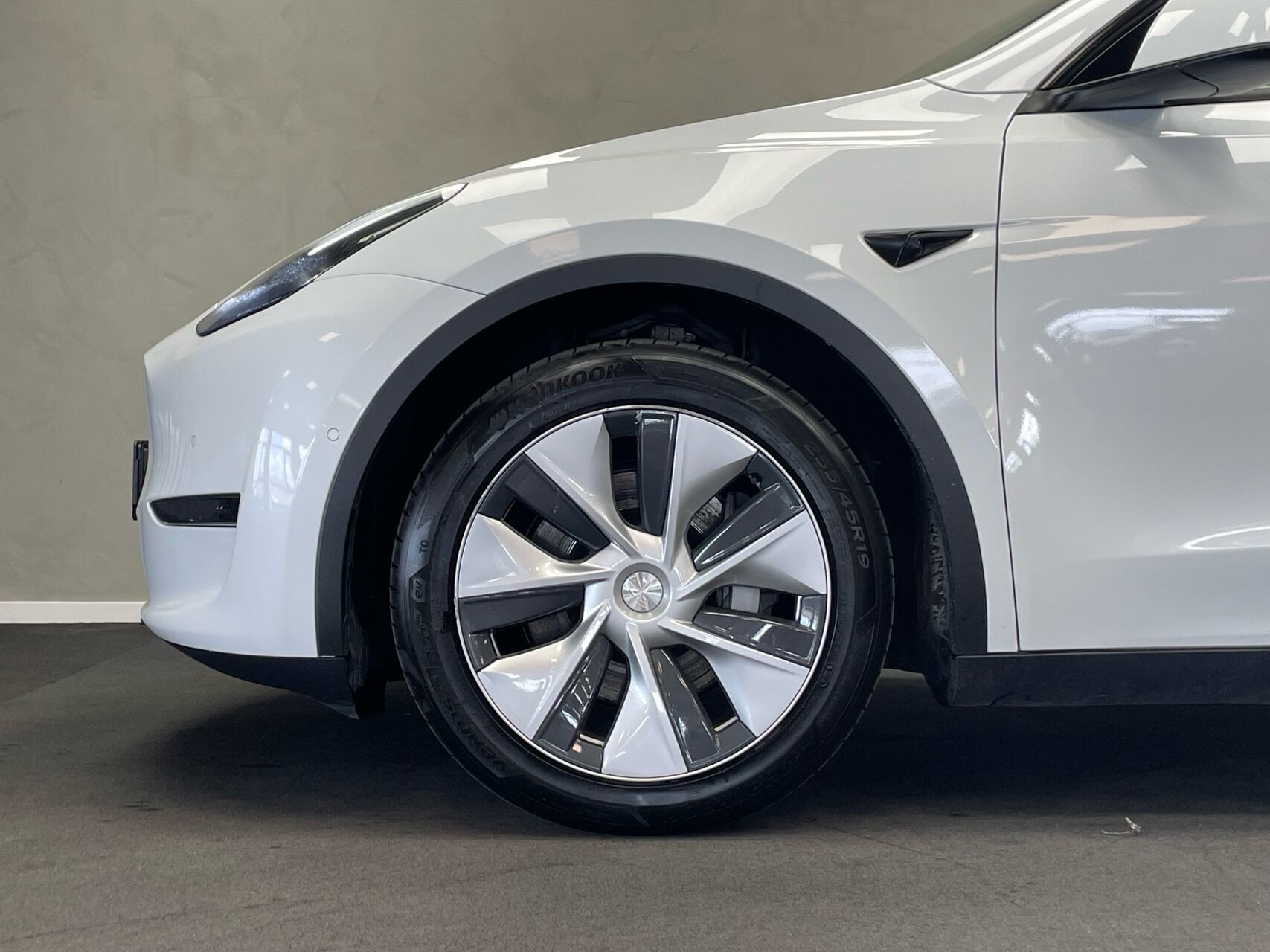 Hvid Tesla Model Y fra 2022