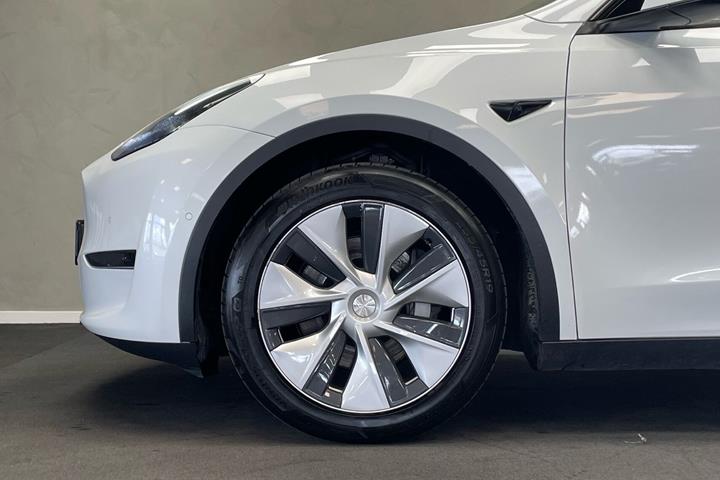 Hvid Tesla Model Y fra 2022