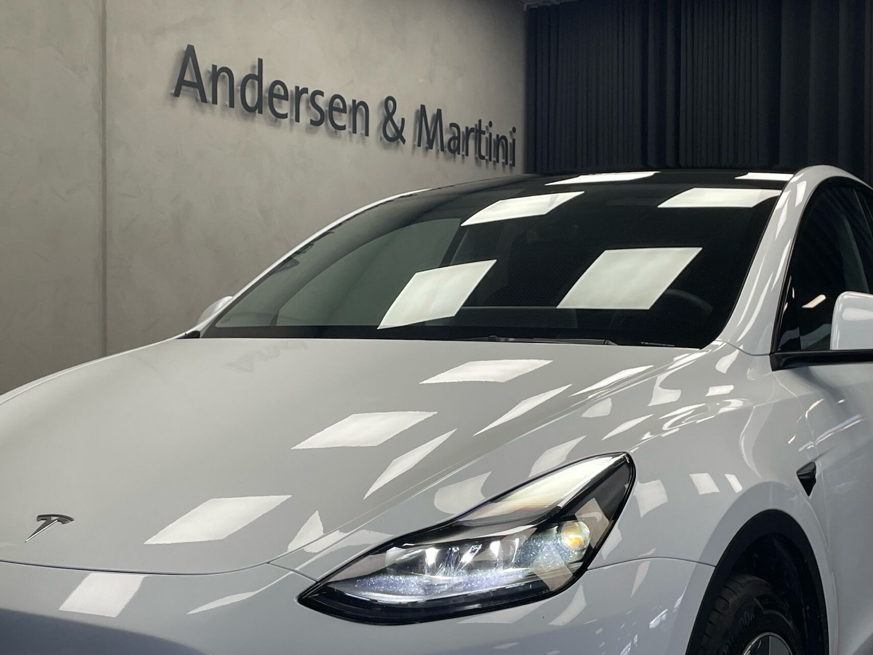 Hvid Tesla Model Y fra 2022