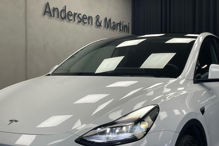 Hvid Tesla Model Y fra 2022