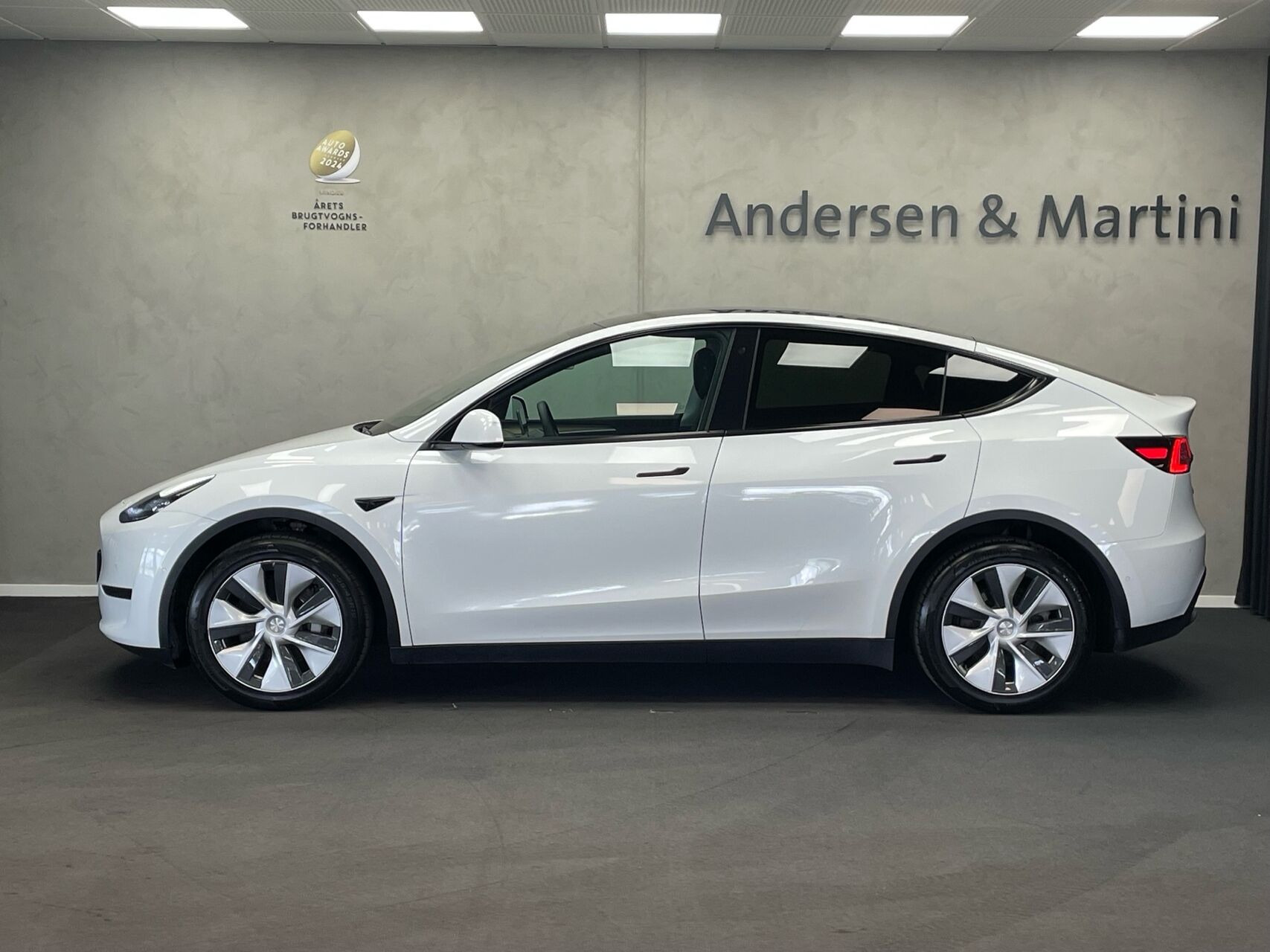 Hvid Tesla Model Y fra 2022