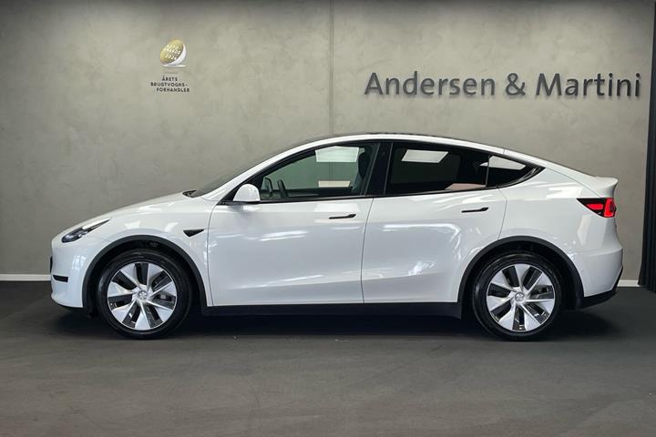 Hvid Tesla Model Y fra 2022